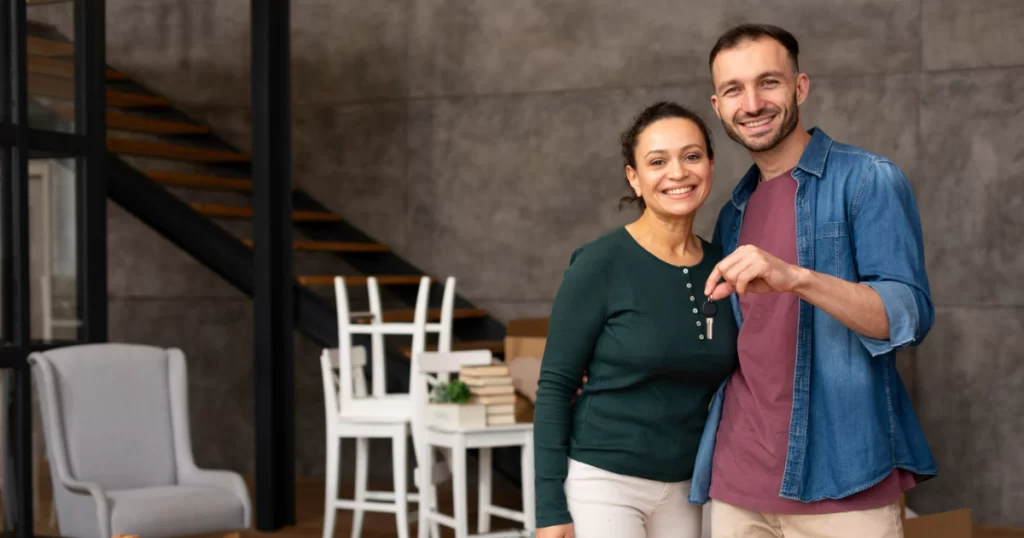 Casal analisando investimentos financeiros, simbolizando planejamento financeiro para casais em 2025.