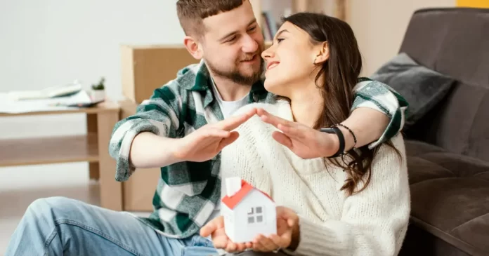Casal analisando planilha financeira juntos, simbolizando planejamento financeiro para casais em 2025.