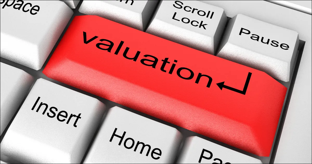 Teclado de computador com a tecla vermelha "valuation" em destaque, simbolizando a importância e a centralidade do tema de avaliação de empresas.