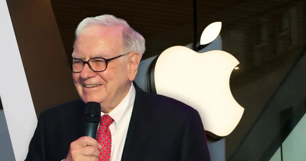 Warren Buffett sorrindo em frente ao logo da Apple, falando em um microfone, representando o sucesso de sua estratégia de investimento em tecnologia