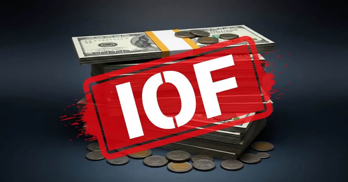 Pilha de notas de dinheiro e moedas com um carimbo vermelho 'IOF' sobreposto, simbolizando o impacto do novo imposto sobre as finanças de uma empresa.