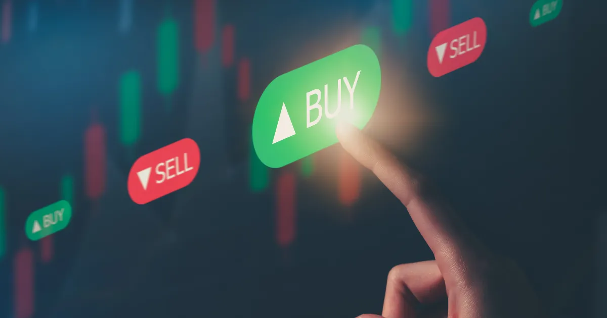 Uma mão prestes a tocar em um botão "BUY" verde e brilhante em uma tela digital, com botões "SELL" vermelhos e um gráfico de candlesticks ao fundo, simbolizando a tomada de decisão no trading.