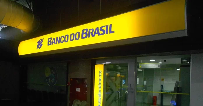 Fachada noturna do Banco do Brasil, símbolo das discussões sobre sanções dos EUA e planos de contingência do BB.