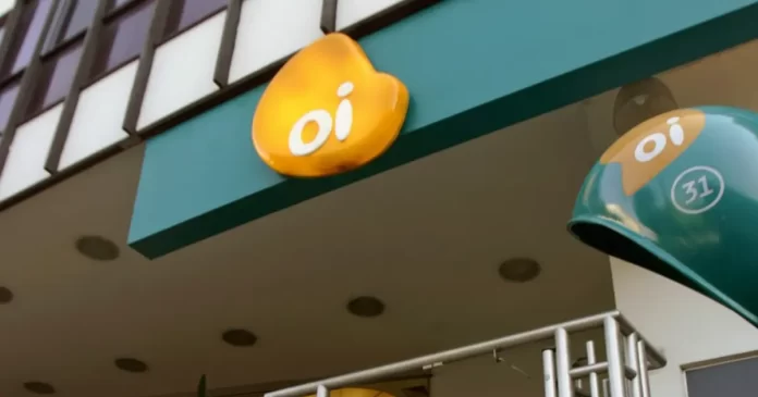 Fachada de uma loja da Oi, com seu logotipo e cabine telefônica, simbolizando a empresa e a análise técnica de sua ação OIBR4.