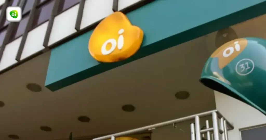 Fachada de loja Oi (OIBR4) com logo da operadora após decreto de falência em novembro de 2025