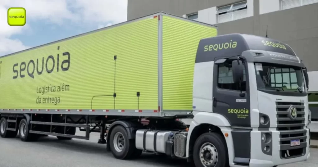 Caminhão da Sequoia Logística (SEQL3) com baú verde característico em operação de transporte e entrega
