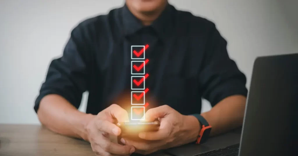 Pessoa completando checklist digital de preparação para investir em Fundos Imobiliários FIIs com itens marcados