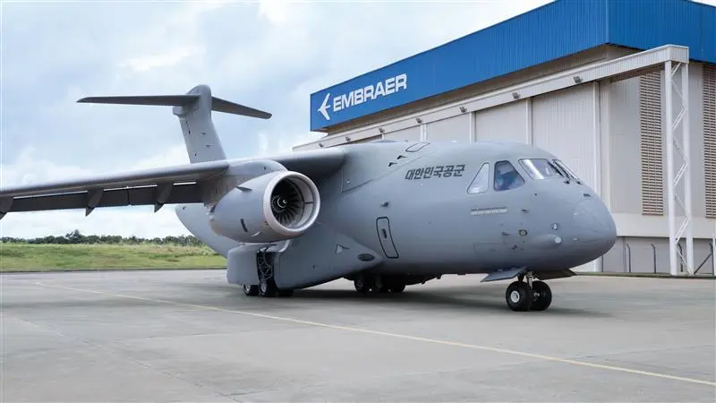 KC-390 Millennium da Embraer em frente ao hangar — aeronave entregue à Força Aérea da Coreia do Sul